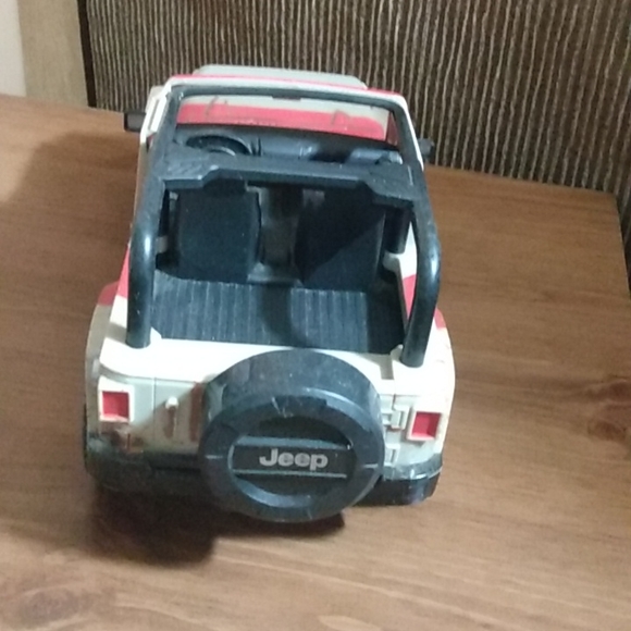 Jurassic World 1:16 Jeep Wrangler RC remote control car - Picture 5 of 5